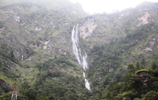 तिल्याङबाट देखिएको दोसल्ले झरना